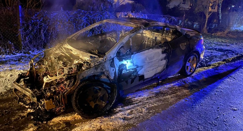 Osobowy peugeot uległ całkowitemu spaleniu. Straty są spore [ZDJĘCIA]