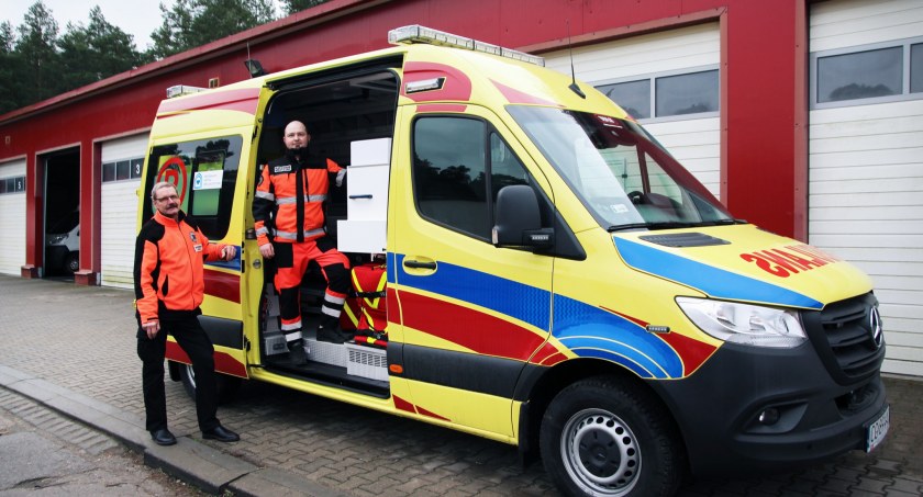 Nowa karetka ma pomóc walczyć z pandemią. Stacjonować będzie w gminie Dragacz
