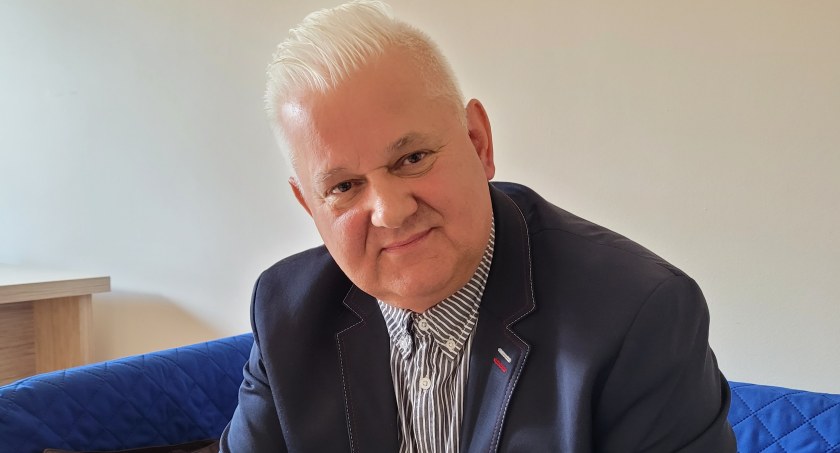 Radni z Jeżewa chcieli zdyscyplinować radnego powiatowego Dariusza Wolskiego. Poszło o boisko