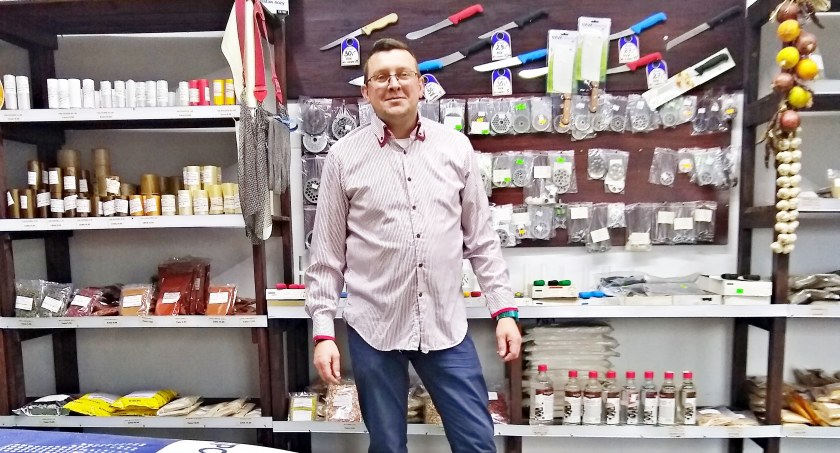 Wojciech Szews prowadzi sklep Wika w Pruszczu. Odwiedzają go producenci i wielbiciele domowych kiełbas, wędlin i wina 
