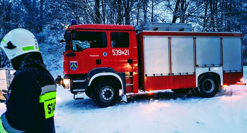 Połamane drzewa i zerwane pokrycie dachu. Po porannej burzy śnieżnej strażacy mają pełne ręce pracy