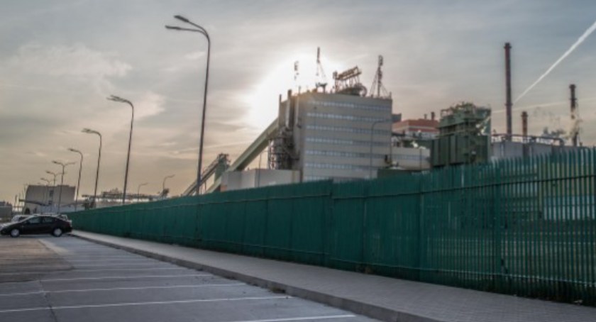 Wypadek przy pracy w Mondi. Poszkodowany 46-letni mężczyzna był na rusztowaniu