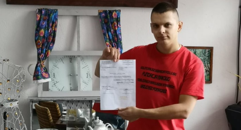 Sebastian Podlejski na co dzień opiekuje się osobami starszymi w DPS w Gołuszycach. W wolnych chwilach działa społecznie