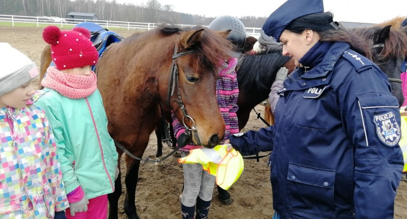 Policjanci z odwiedzinami w Kuclandii. Spotkali się z dziećmi przebywającymi na obozie konnym