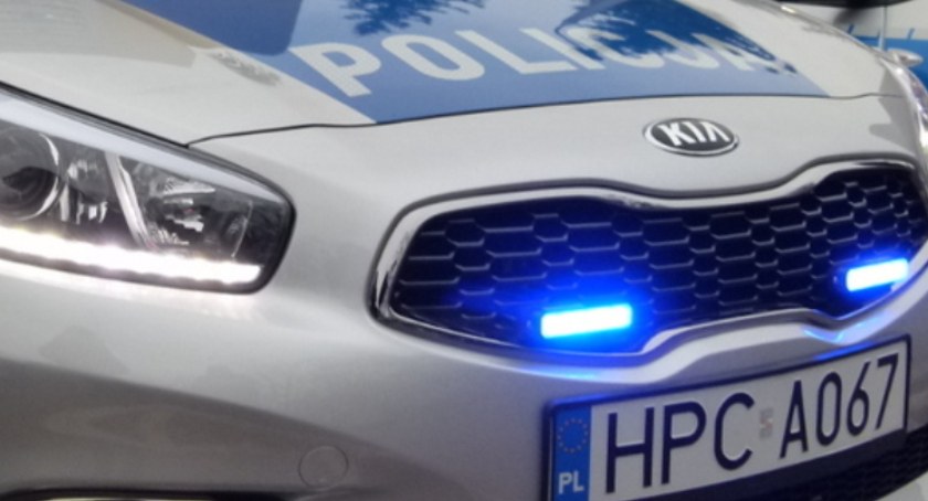 W Drzycimiu auto wpadło do rowu. Kierowca był kompletnie pijany