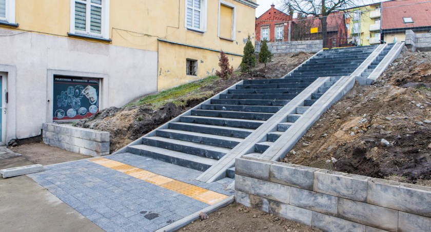 Schody pomiędzy ulicami Kopernika i Wojska Polskiego w Świeciu już prawie gotowe. Pozostał jeszcze jeden ważny element
