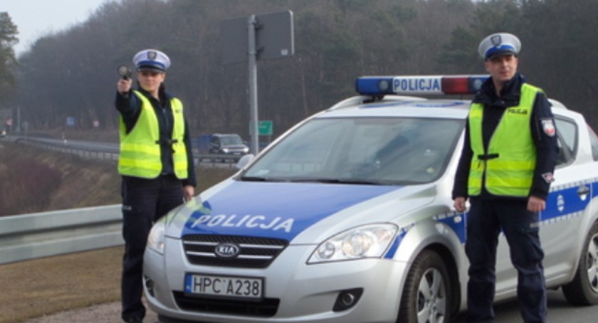Nie zatrzymał się na stopie, wkopał siebie i kolegę. Przejazd przez Sulnówko będzie ich słono kosztował