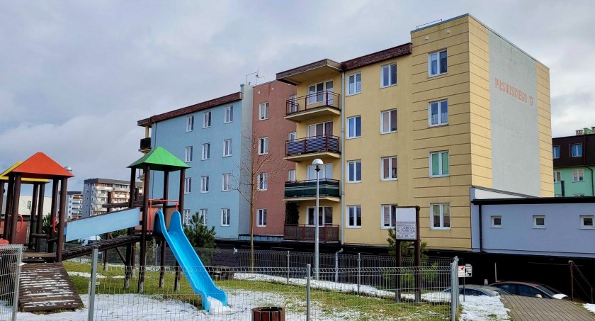 Poszukiwany zatrzymany w mieszkaniu przy Piłsudskiego w Świeciu. Jaki ma to związek z rozebranym dzieckiem na balkonie?