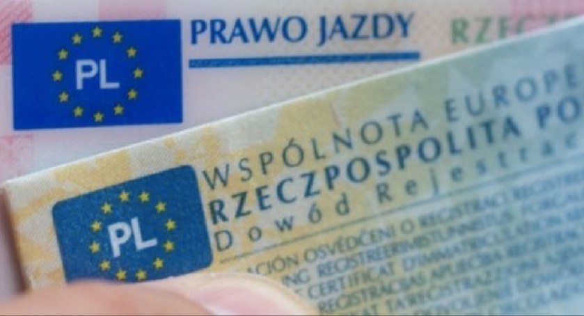 Nie trzeba już zmieniać tablic rejestracyjnych przy zakupie używanego samochodu. Co jeszcze zmieniło się w przepisach?