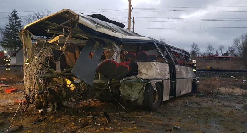 Tragiczny wypadek na przejeździe kolejowym w Warlubiu. Autobus szkolny zderzył się z pociągiem [ZDJĘCIA]