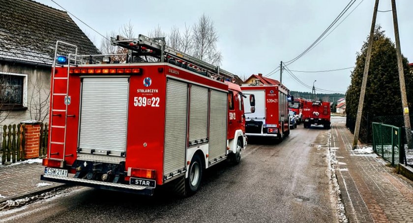 Pożar w stolarni w Osiu. Zakład znajduje się w budynku, w którym są też mieszkania