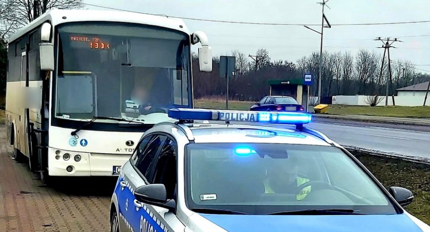 Autobus nie nadawał się do dalszej jazdy. Policjanci zatrzymali dowód rejestracyjny
