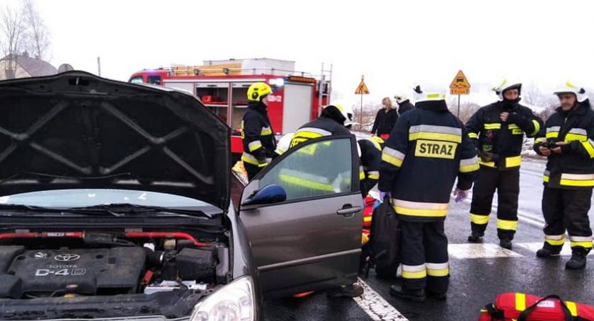Wypadek w gminie Bukowiec. Jedna osoba trafiła do szpitala [AKTUALIZACJA]