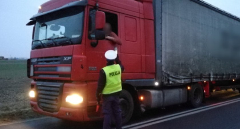 Pracownicy skarbówki i policjanci na wspólnym patrolu. W ich ręce wpadł kierowca tira