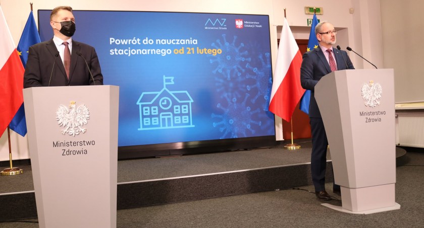 Zmiany w obostrzeniach. Co z kwarantanną i nauką zdalną?
