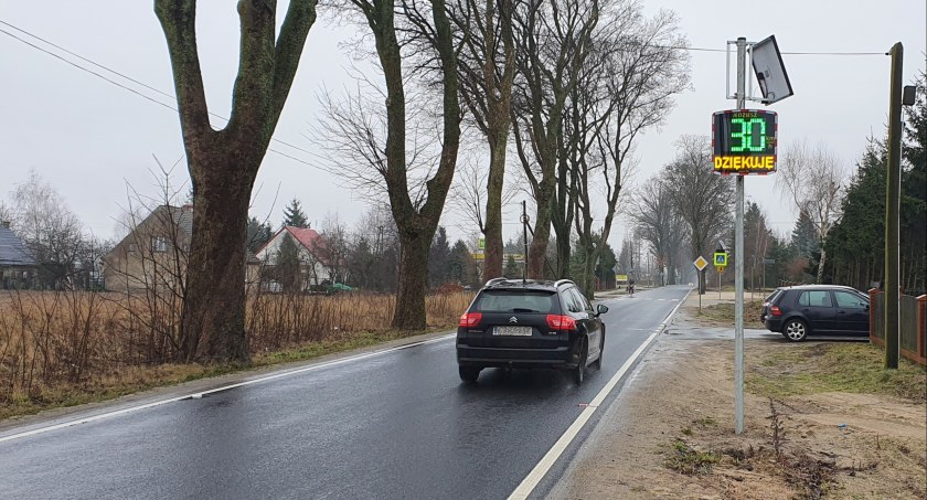 Radarowy pomiar prędkości w gminie Jeżewo. Stanął w pobliżu przejścia dla pieszych