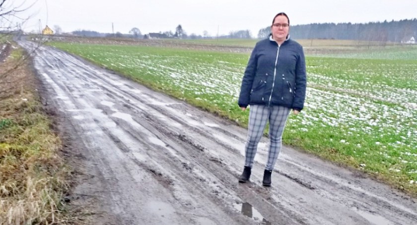 Nieprzejezdna droga w gminie Lniano. - Drogowcy tak naprawili drogę, że znowu są koleiny - komentuje mieszkanka