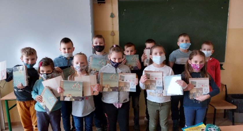 Pierwszoklasiści z Przysierska z wyprawkami czytelniczymi. To ogólnopolska akcja