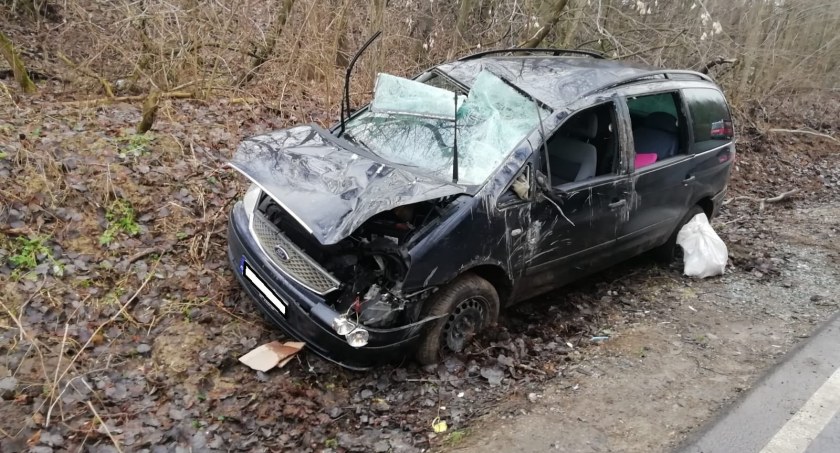 Najpierw osobówka dachowała, a potem uderzył w nią bus. Świadkowie ruszyli z pomocą kobiecie 