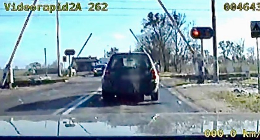 Wjechał na przejazd kolejowy w Warlubiu, gdy paliło się czerwone światło. Słono za to zapłacił [VIDEO]