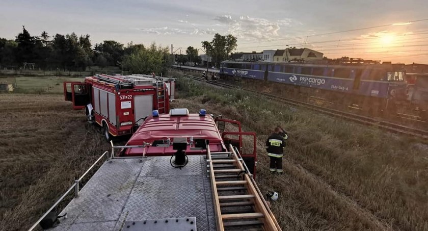 Kolizja osobówki z pociągiem. Samochodem jechała rodzina z dzieckiem