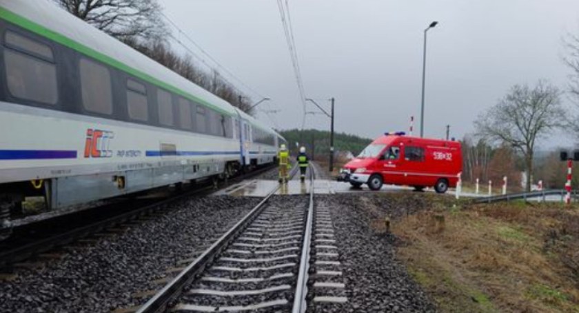 Kolizja pociągu i osobowego golfa to jeden ze skutków braku prądu w powiecie. Czy można było uniknąć zdarzenia? 