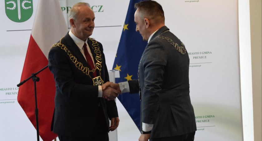 Uroczysta sesja Rady Miejskiej w Pruszczu. Burmistrzowi wręczono insygnia [ZDJĘCIA]