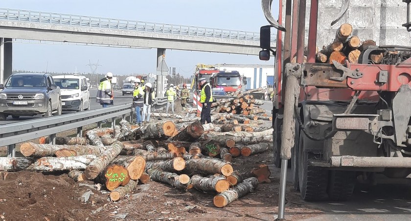 Przewróciła się ciężarówka z balami drewna pod Świeciem. Poważne utrudnienia na drodze