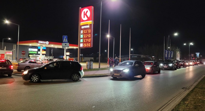 Kolejki na stacjach paliw. Ludzie tankują paliwo i obawiają się wzrostu cen