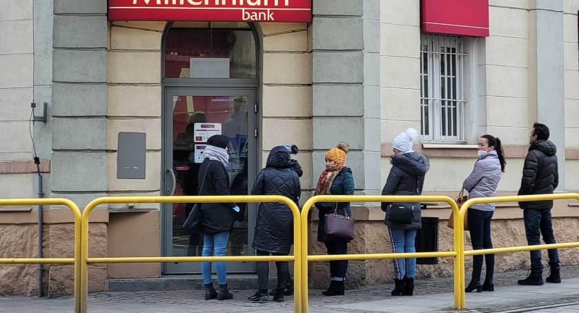 Wczoraj kolejki na stacjach paliw, dziś przed bankami i bankomatami. NBP zapewnia, że nie zabraknie pieniędzy