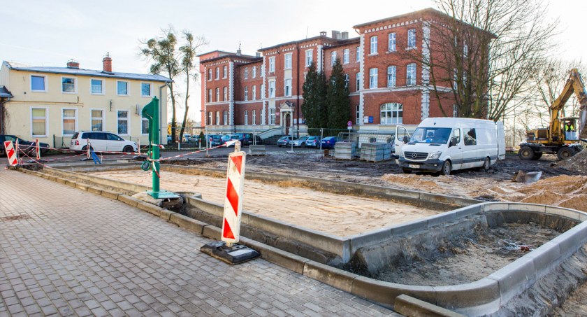 Parking przy starym szpitalu w Świeciu będzie większy i uporządkowany. Kiedy zakończenie prac?