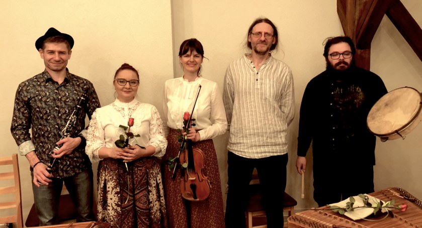 Pieśni z Ziemi Chełmińskiej, kujawiaki i oberki zabrzmiały dla Ukrainy w nowej sali Parafialnego Domu Kultury w Przysiersku