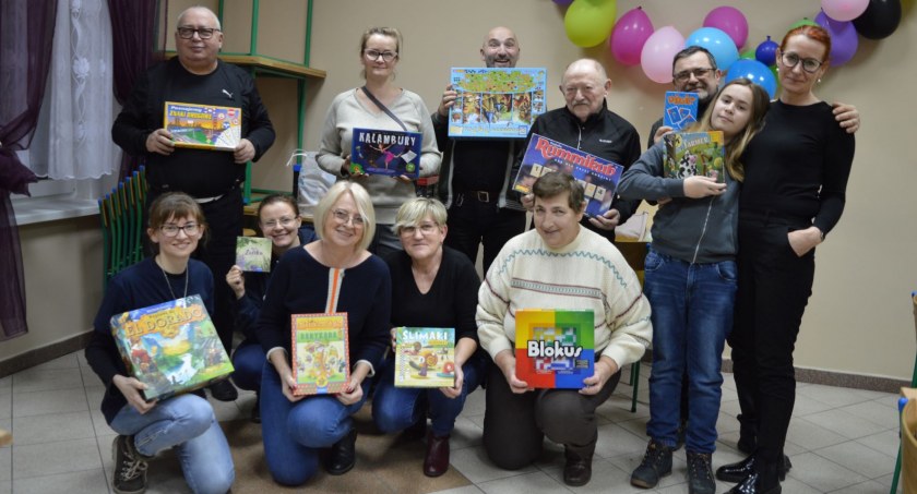 Planszówkowy wieczór w Sartowicach. Pomysłodawcą jest ks. Krzysztof Kajut