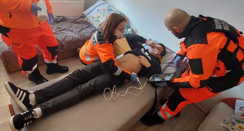 Ratownicy przebadali pierwszą grupę uchodźców. Medycy włączyli się do wolontariatu