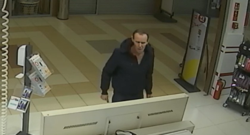 Kradł perfumy w drogerii w Świeciu. Kto poznaje tego mężczyznę? [ZDJĘCIA]
