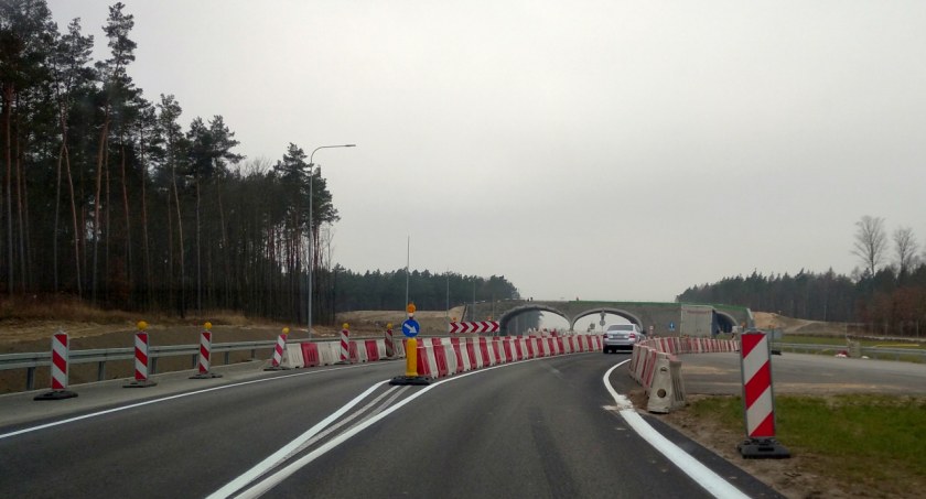 Nowa organizacja ruchu w miejscowości Święte. Drogowcy apelują o ostrożną jazdę