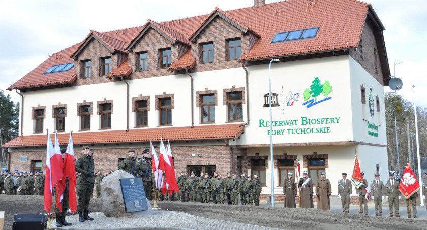 Mimo świetnej organizacji i oprawie z honorami wojskowymi, Dzień Żołnierzy Wyklętych w Tleniu świętowano w cieniu wojny w Ukrainie [ZDJĘCIA]