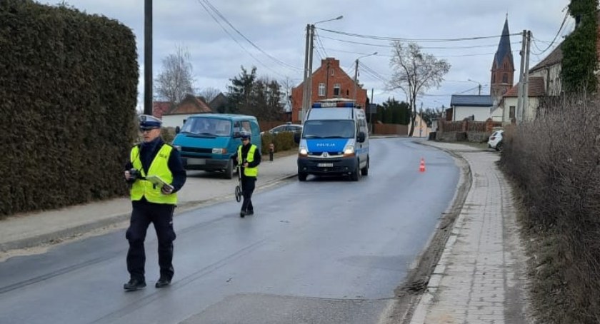 Potrącony 8-latek z obrażeniami trafił do szpitala. Policja wyjaśnia przyczyny