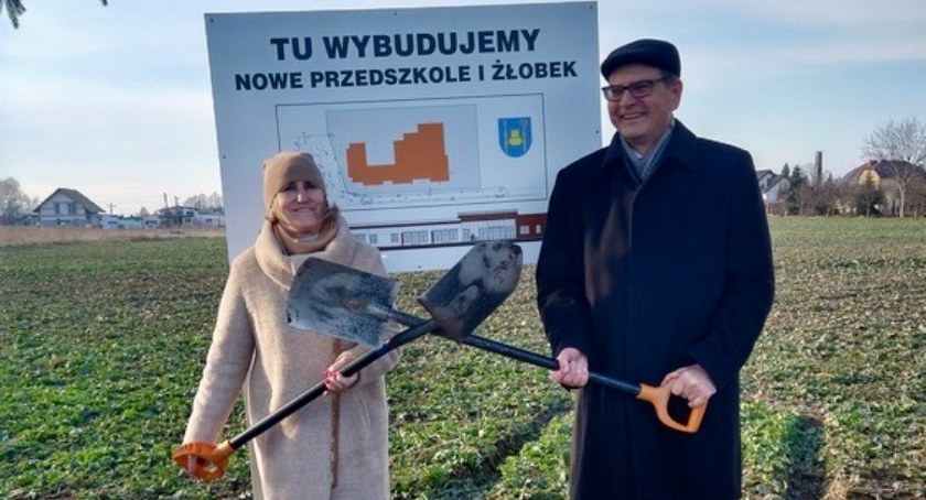 Wiemy gdzie powstanie nowe przedszkole i żłobek w Warlubiu. Na nowych gruntach symbolicznie wbito pierwszą łopatę