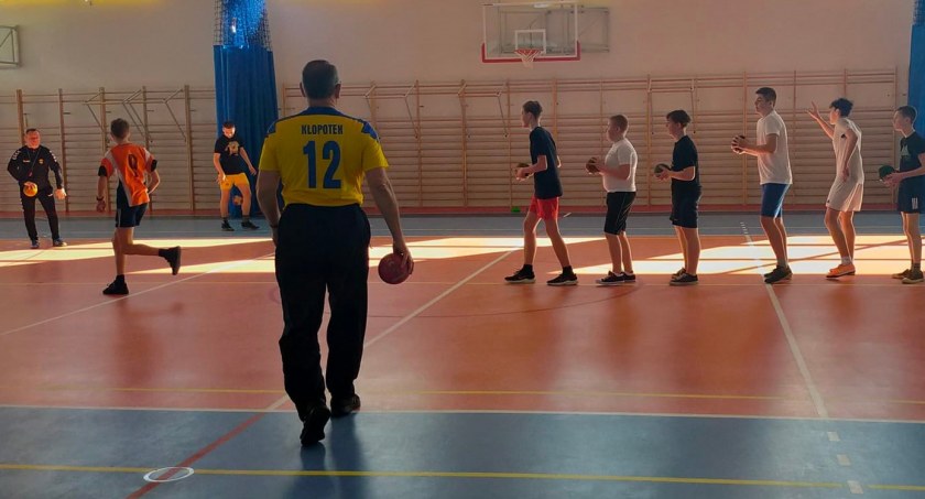 W Hali Sportowej w Warlubiu odbyła się już pierwsza lekcja wf. Poprowadził ją wójt Eugeniusz Kłopotek [ZDJĘCIA]
