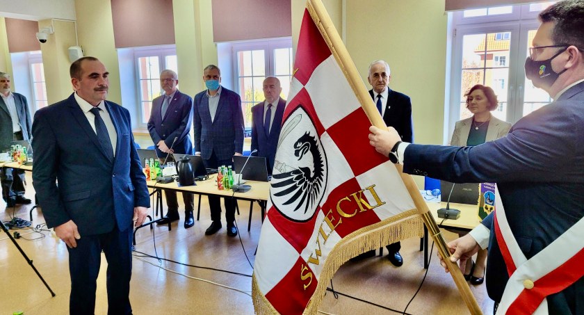 Nowy radny powiatu świeckiego zaprzysiężony. Zastąpił zmarłego w grudniu 2021 r. Wiesława Bagniewskiego