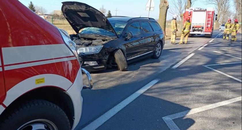 Zderzenie dwóch osobówek w Sulnowie. Kierowca citroena został zabrany do szpitala