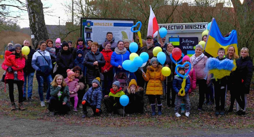 Marsz solidarności w Mniszku. Mieszkańcy postanowili okazać wsparcie kobietom z Ukrainy [ZDJĘCIA]