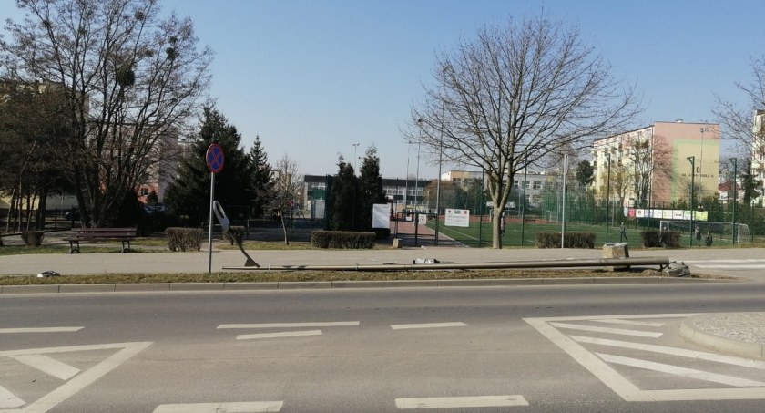 Uderzył w latarnię i odjechał z miejsca zdarzenia. Zatrzymał go policjant po służbie [WIDEO]