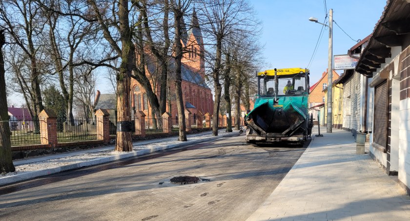 Leją asfalt na ul. 10 lutego w Świeciu. Gdzie te nowoczesne rozwiązania?