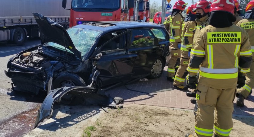 Dachowanie pojazdu osobowego. Na miejscu straż i policja