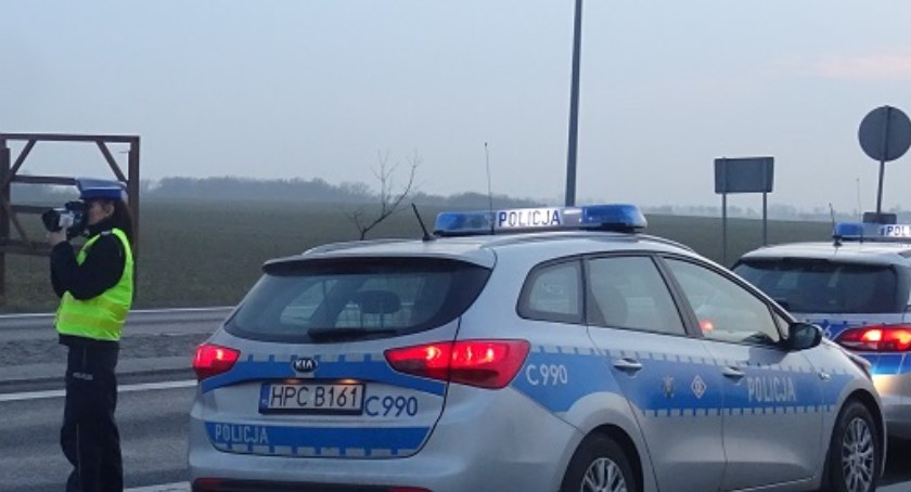 Osobówka holowała osobówkę na autostradzie i to na jednym bilecie. Jeden kierowca dostał karę