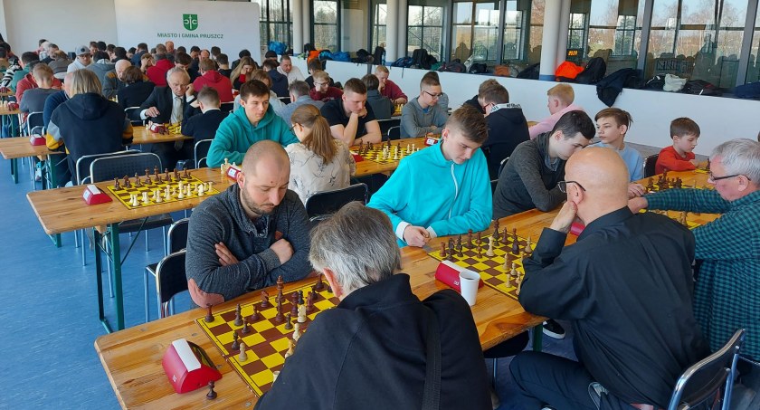 W Pruszczu szachiści grali szybko o mistrzostwo województwa