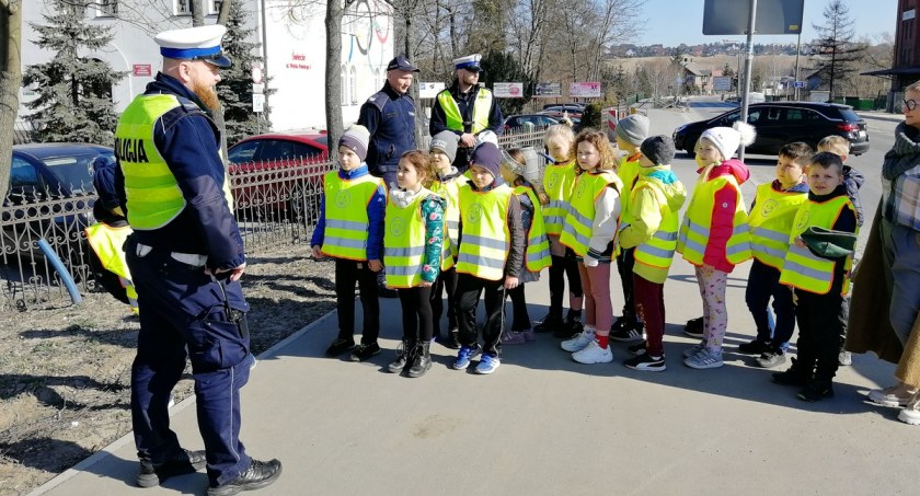 To była bardzo cenna lekcja. Policjanci ze Świecia i uczniowie podstawówki w akcji [ZDJĘCIA]