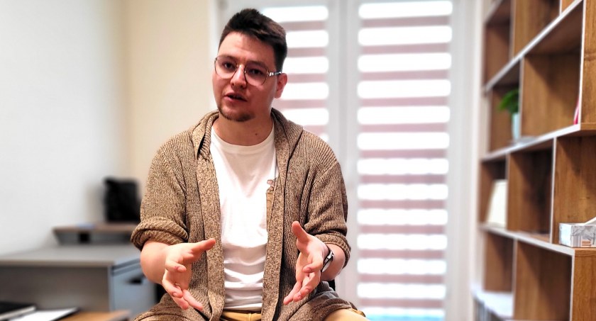 Lęk u seniorów pamiętających wojnę. Psycholog Bartosz Nowak podpowiada jak sobie z nim radzić